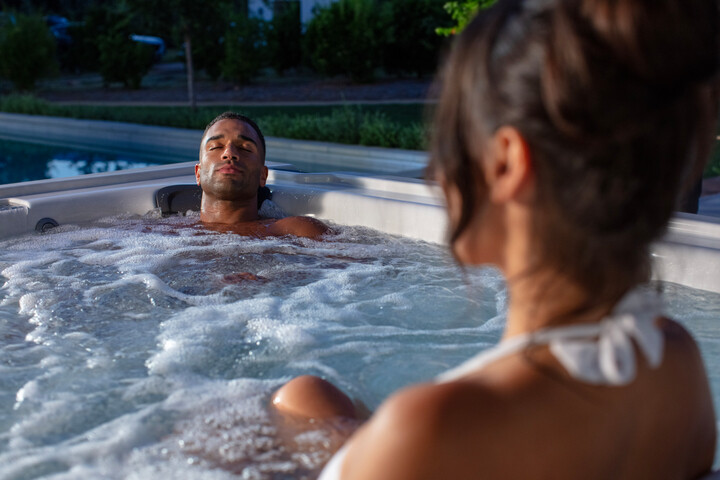 JHT_J408L_Detail_Couple_Relax01-720x480-1964e743-a1ef-48b2-afeb-35ea0d42f3fb