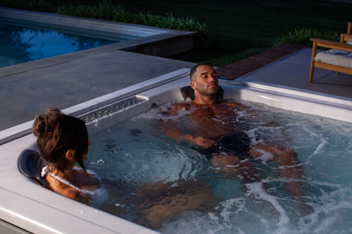 JHT_J408L_Mid_Couple_Relax02-720x480-5e86d053-7d48-4abc-aa26-28dbb3cdd67e